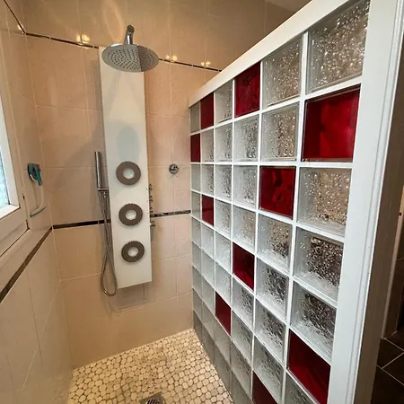 Rez-de-chaussee De Plain-pied Avec Parking Prive Au Centre