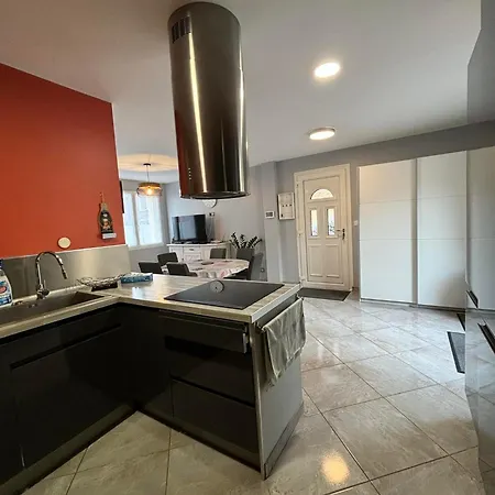 Rez-de-chaussee De Plain-pied Avec Parking Prive Au Centre